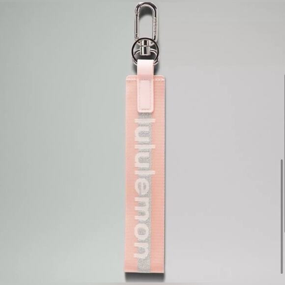 NWT Lululemon Never Lost Keychain Pink Mist/‎ Silver - Picture 4 of 6